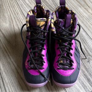 4Y Kids basketball sneakers.